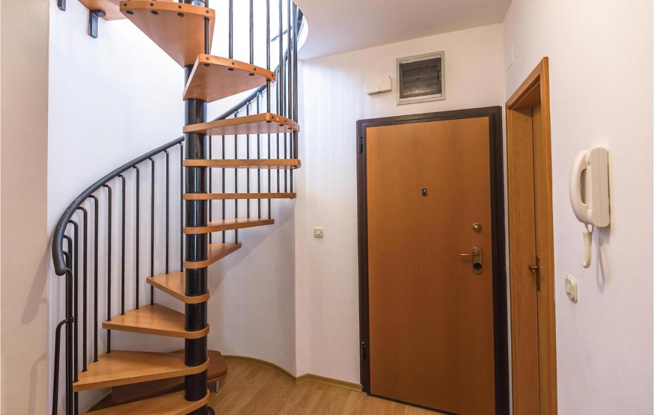 Cozy Apartment In Makarska With Kitchen Eksteriør billede