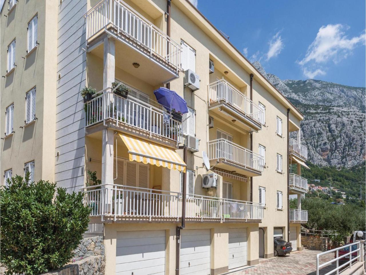 Cozy Apartment In Makarska With Kitchen Eksteriør billede